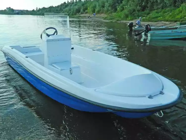 Стеклопластиковая лодка Пингвин с консолью (тримаран) в Благовещенске