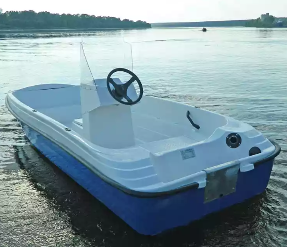 Стеклопластиковая лодка Пингвин с консолью (тримаран) в Благовещенске