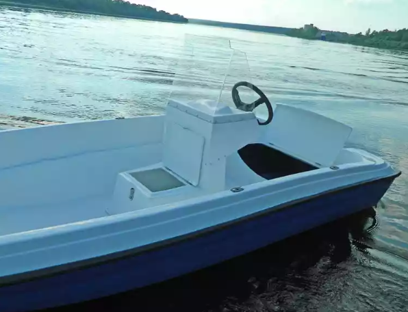 Стеклопластиковая лодка Пингвин с консолью (тримаран) в Благовещенске