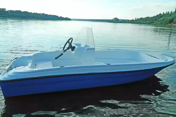Стеклопластиковая лодка Пингвин с консолью (тримаран) в Благовещенске