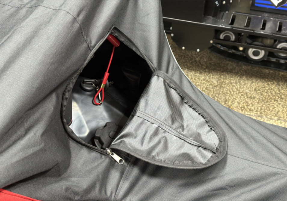 Чехол транспорт. снегохода IKUDZO HUNTER черно-красный Оксфорд ПРЕМИУМ качества с лого IKUDZO в Благовещенске