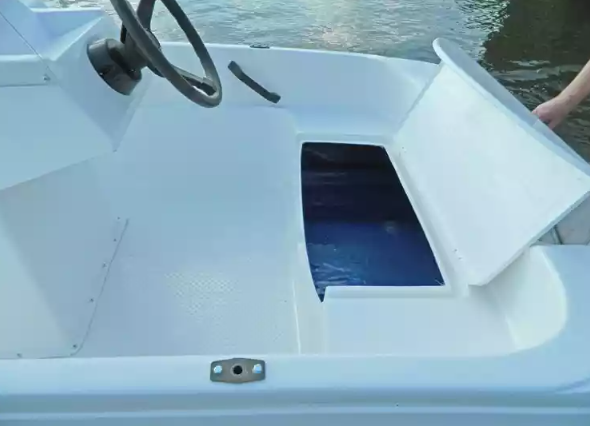 Стеклопластиковая лодка Пингвин с консолью (тримаран) в Благовещенске